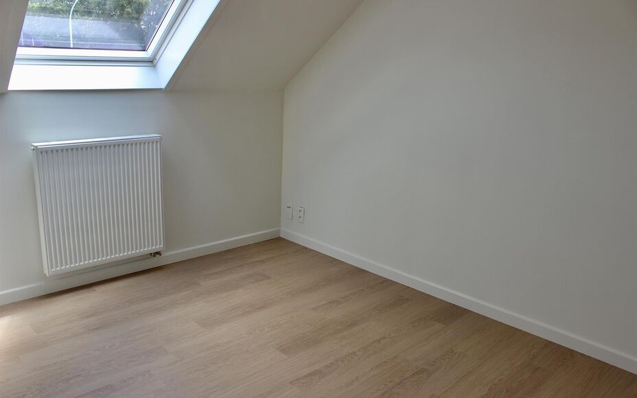 LEEMANS Immobiliën biedt u een uniek nieuwbouw appartement in centrum Brussegem. Het appartement bevindt zich boven de plaatselijke beenhouwer.
Naast een ruime tuin met terras, biedt dit appartement ook 3 slaapkamers, een badkamer met ligbad, een douche 