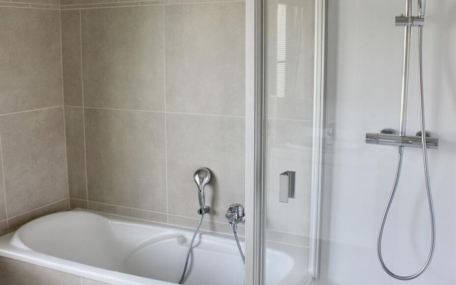 LEEMANS Immobiliën biedt u een uniek nieuwbouw appartement in centrum Brussegem. Het appartement bevindt zich boven de plaatselijke beenhouwer.
Naast een ruime tuin met terras, biedt dit appartement ook 3 slaapkamers, een badkamer met ligbad, een douche 
