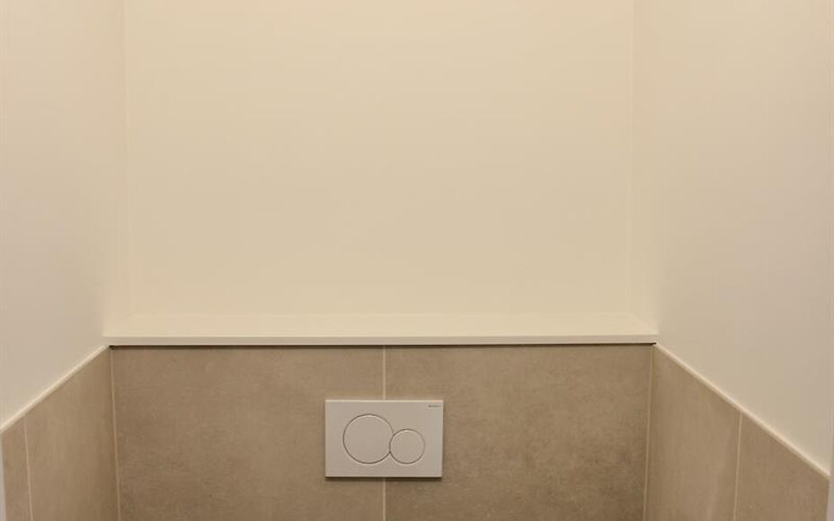LEEMANS Immobiliën biedt u een uniek nieuwbouw appartement in centrum Brussegem. Het appartement bevindt zich boven de plaatselijke beenhouwer.
Naast een ruime tuin met terras, biedt dit appartement ook 3 slaapkamers, een badkamer met ligbad, een douche 