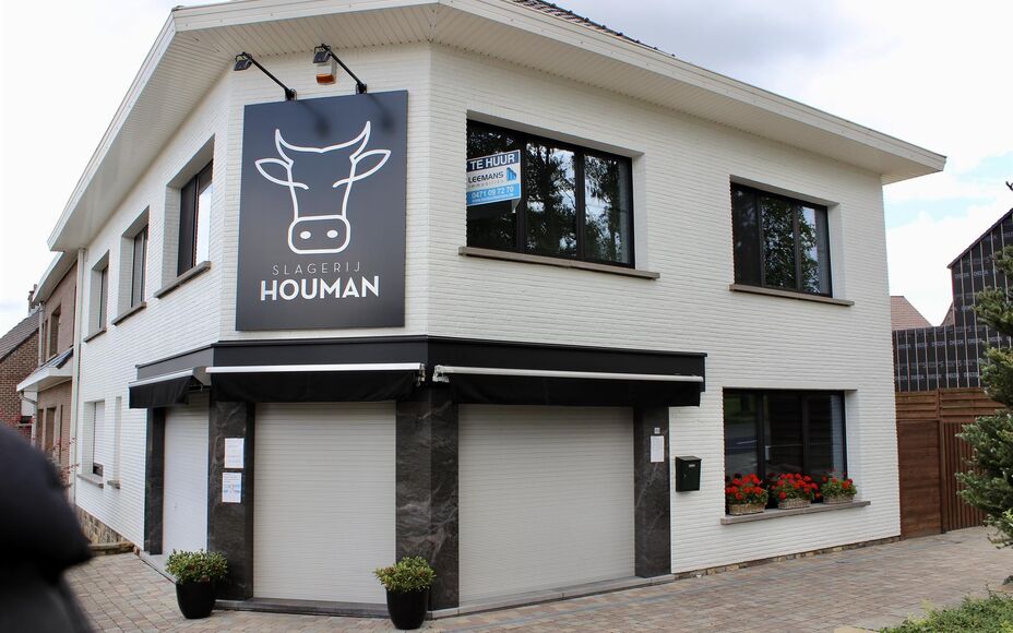 LEEMANS Immobiliën biedt u een uniek nieuwbouw appartement in centrum Brussegem. Het appartement bevindt zich boven de plaatselijke beenhouwer.
Naast een ruime tuin met terras, biedt dit appartement ook 3 slaapkamers, een badkamer met ligbad, een douche 