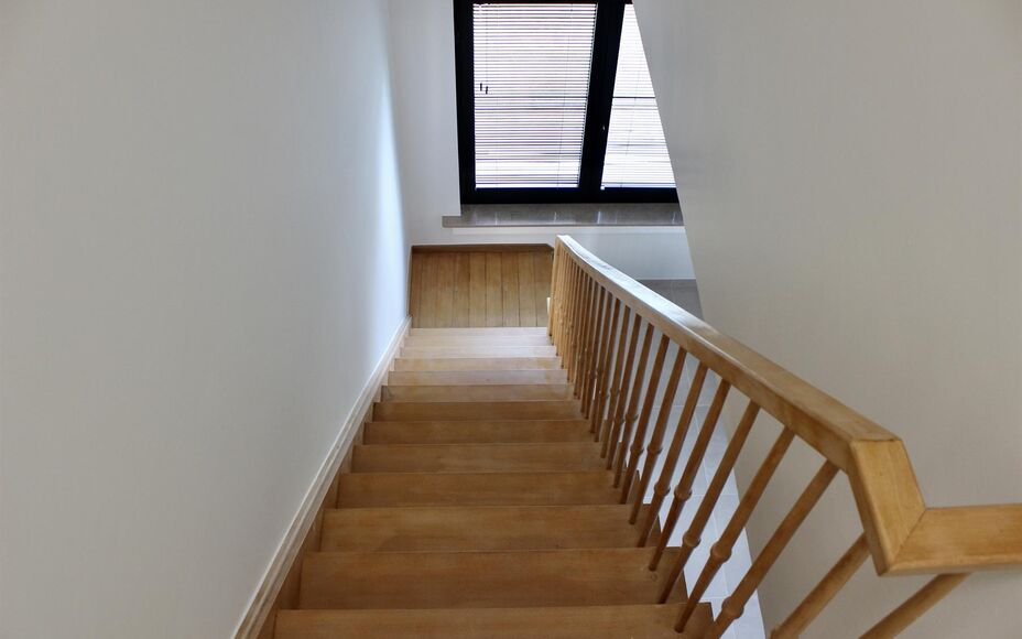 LEEMANS Immobiliën biedt u een uniek nieuwbouw appartement in centrum Brussegem. Het appartement bevindt zich boven de plaatselijke beenhouwer.
Naast een ruime tuin met terras, biedt dit appartement ook 3 slaapkamers, een badkamer met ligbad, een douche 