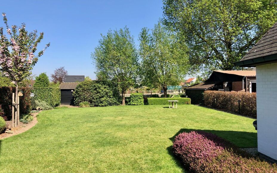 LEEMANS IMMOBILIEN vous propose cette maison spacieuse à Sint-Katherina-Lombeek. Grâce à son bon emplacement, commerces, écoles, centre de transports en commun et infrastructures sportives sont très proches.La maison offre 3 chambres spacieuses et a 