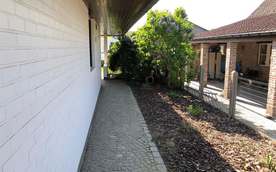 LEEMANS IMMOBILIEN vous propose cette maison spacieuse à Sint-Katherina-Lombeek. Grâce à son bon emplacement, commerces, écoles, centre de transports en commun et infrastructures sportives sont très proches.La maison offre 3 chambres spacieuses et a 