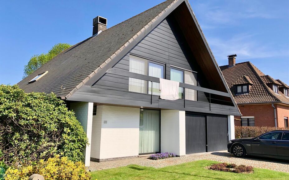 LEEMANS IMMOBILIEN vous propose cette maison spacieuse à Sint-Katherina-Lombeek. Grâce à son bon emplacement, commerces, écoles, centre de transports en commun et infrastructures sportives sont très proches.La maison offre 3 chambres spacieuses et a 