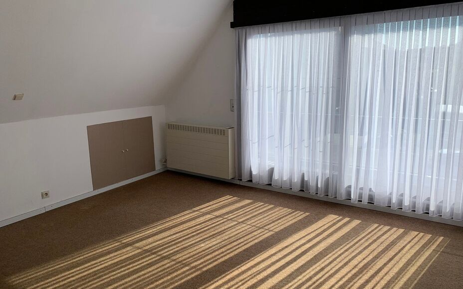 LEEMANS IMMOBILIEN vous propose cette maison spacieuse à Sint-Katherina-Lombeek. Grâce à son bon emplacement, commerces, écoles, centre de transports en commun et infrastructures sportives sont très proches.La maison offre 3 chambres spacieuses et a 