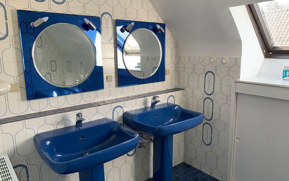 LEEMANS IMMOBILIEN vous propose cette maison spacieuse à Sint-Katherina-Lombeek. Grâce à son bon emplacement, commerces, écoles, centre de transports en commun et infrastructures sportives sont très proches.La maison offre 3 chambres spacieuses et a 