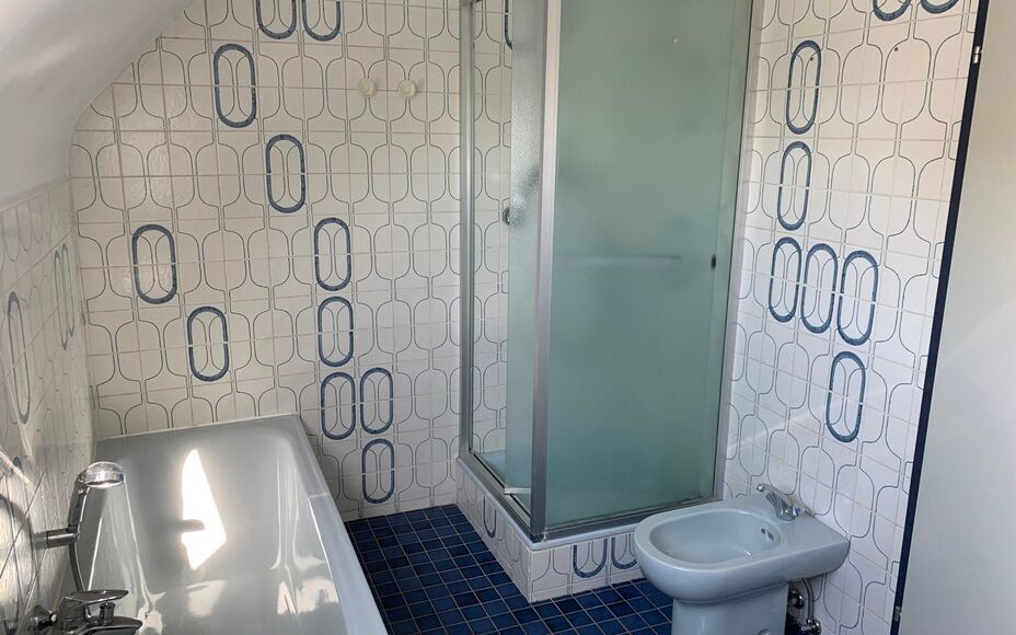 LEEMANS IMMOBILIEN vous propose cette maison spacieuse à Sint-Katherina-Lombeek. Grâce à son bon emplacement, commerces, écoles, centre de transports en commun et infrastructures sportives sont très proches.La maison offre 3 chambres spacieuses et a 