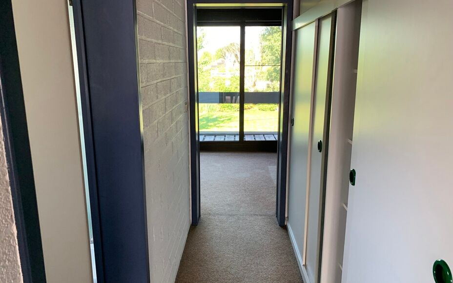 LEEMANS IMMOBILIEN vous propose cette maison spacieuse à Sint-Katherina-Lombeek. Grâce à son bon emplacement, commerces, écoles, centre de transports en commun et infrastructures sportives sont très proches.La maison offre 3 chambres spacieuses et a 