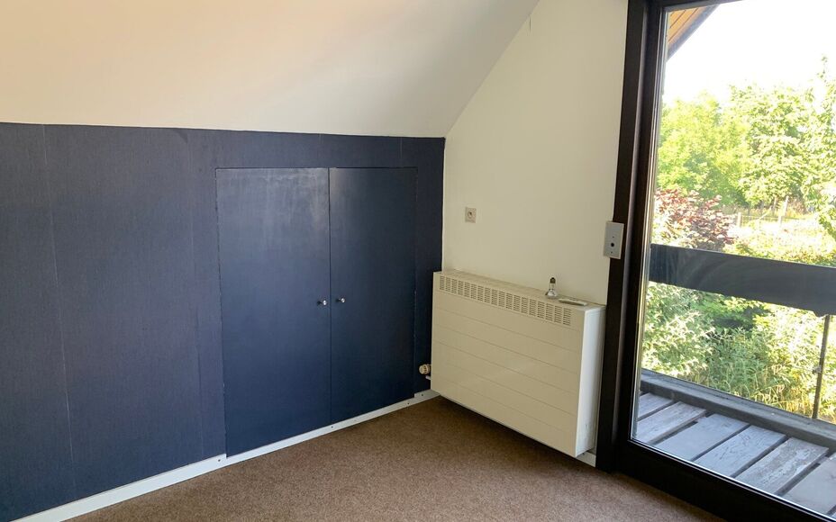 LEEMANS IMMOBILIEN vous propose cette maison spacieuse à Sint-Katherina-Lombeek. Grâce à son bon emplacement, commerces, écoles, centre de transports en commun et infrastructures sportives sont très proches.La maison offre 3 chambres spacieuses et a 