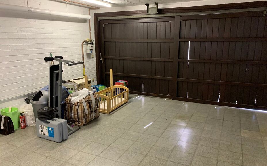 LEEMANS IMMOBILIEN vous propose cette maison spacieuse à Sint-Katherina-Lombeek. Grâce à son bon emplacement, commerces, écoles, centre de transports en commun et infrastructures sportives sont très proches.La maison offre 3 chambres spacieuses et a 