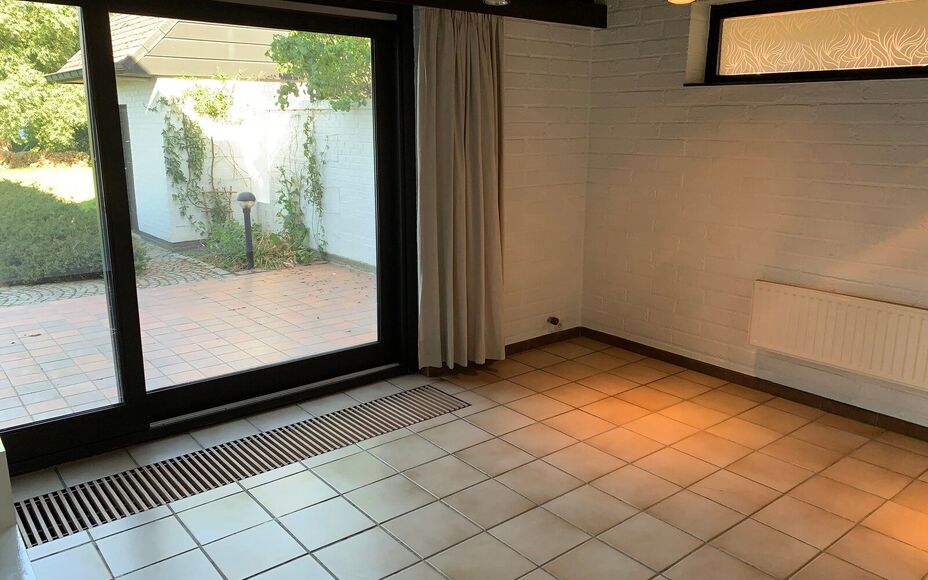 LEEMANS IMMOBILIEN vous propose cette maison spacieuse à Sint-Katherina-Lombeek. Grâce à son bon emplacement, commerces, écoles, centre de transports en commun et infrastructures sportives sont très proches.La maison offre 3 chambres spacieuses et a 