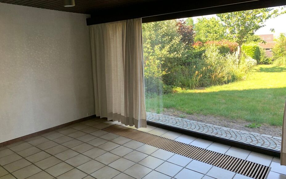 LEEMANS IMMOBILIEN vous propose cette maison spacieuse à Sint-Katherina-Lombeek. Grâce à son bon emplacement, commerces, écoles, centre de transports en commun et infrastructures sportives sont très proches.La maison offre 3 chambres spacieuses et a 