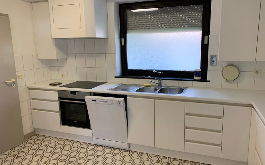 LEEMANS IMMOBILIEN vous propose cette maison spacieuse à Sint-Katherina-Lombeek. Grâce à son bon emplacement, commerces, écoles, centre de transports en commun et infrastructures sportives sont très proches.La maison offre 3 chambres spacieuses et a 