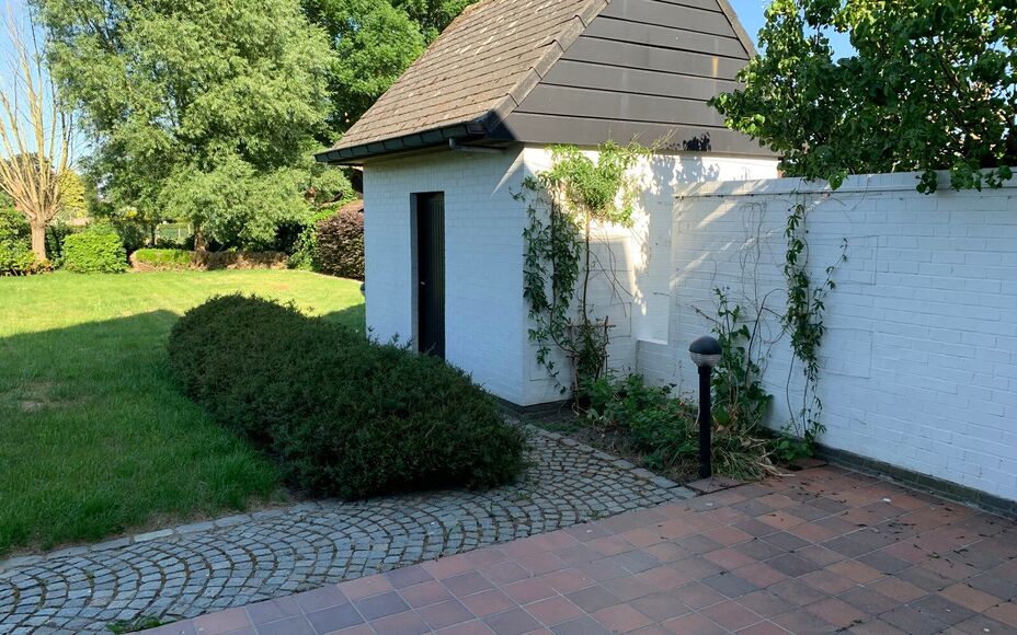 LEEMANS IMMOBILIEN vous propose cette maison spacieuse à Sint-Katherina-Lombeek. Grâce à son bon emplacement, commerces, écoles, centre de transports en commun et infrastructures sportives sont très proches.La maison offre 3 chambres spacieuses et a 