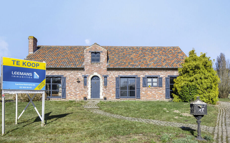 LEEMANS IMMOBILIEN vous propose cette maison unifamiliale indépendante avec diverses possibilités de développement ! Située dans la campagne de Relegem (commune d'Asse), mais proche de toutes les facilités et avec une accessibilité directe vers le R