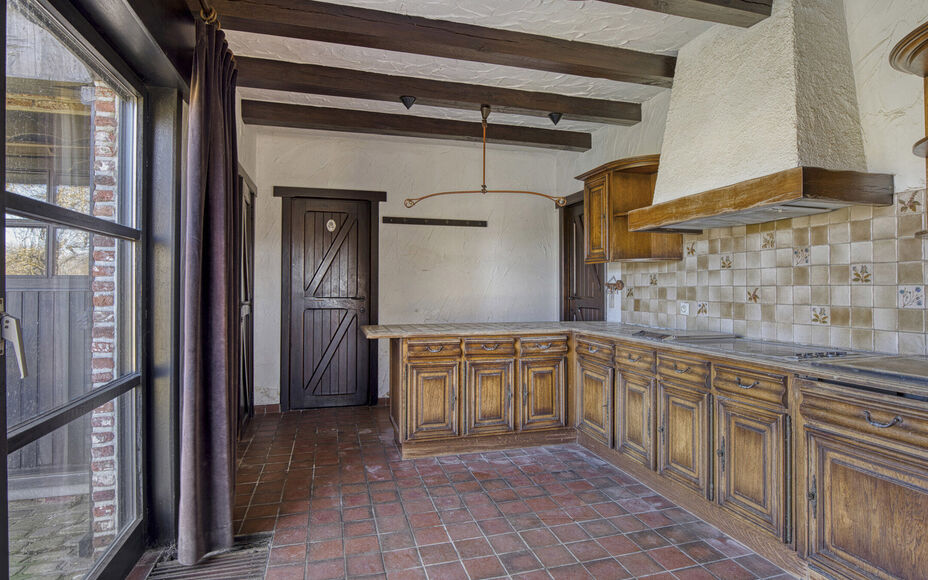 LEEMANS IMMOBILIEN vous propose cette maison unifamiliale indépendante avec diverses possibilités de développement ! Située dans la campagne de Relegem (commune d'Asse), mais proche de toutes les facilités et avec une accessibilité directe vers le R