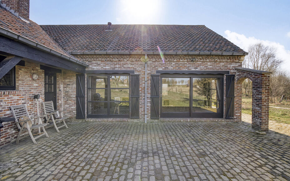 LEEMANS IMMOBILIEN vous propose cette maison unifamiliale indépendante avec diverses possibilités de développement ! Située dans la campagne de Relegem (commune d'Asse), mais proche de toutes les facilités et avec une accessibilité directe vers le R