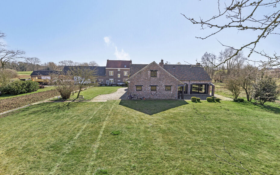 LEEMANS IMMOBILIEN vous propose cette maison unifamiliale indépendante avec diverses possibilités de développement ! Située dans la campagne de Relegem (commune d'Asse), mais proche de toutes les facilités et avec une accessibilité directe vers le R