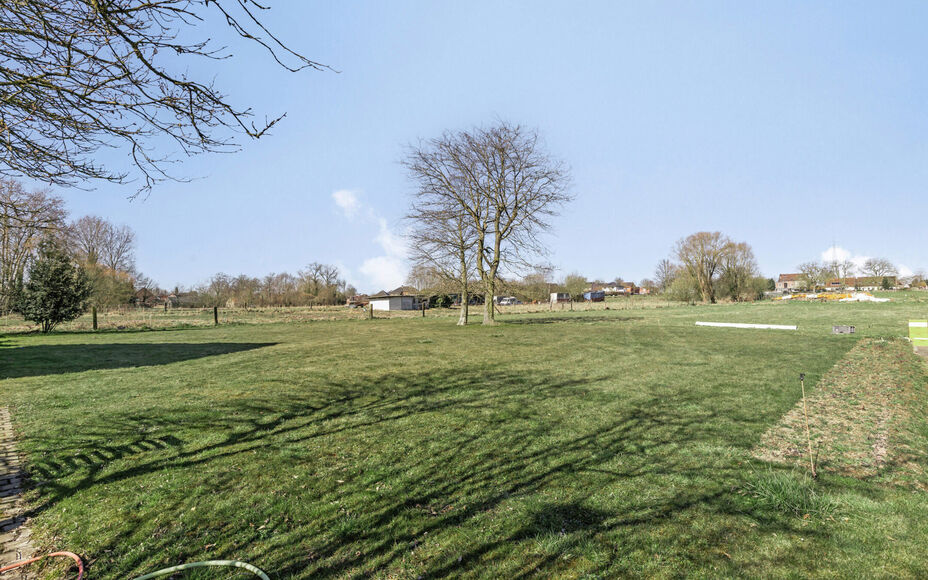 LEEMANS IMMOBILIEN vous propose cette maison unifamiliale indépendante avec diverses possibilités de développement ! Située dans la campagne de Relegem (commune d'Asse), mais proche de toutes les facilités et avec une accessibilité directe vers le R