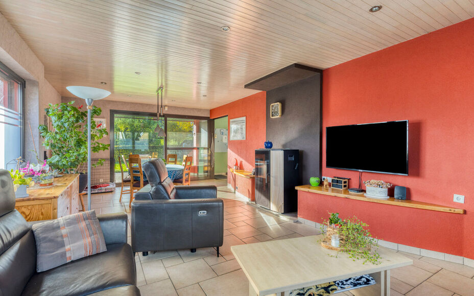 Leemans Immobiliën vous propose cette villa spacieuse et confortable, située au calme dans le charmant village de Mollem. Cette propriété allie un cadre de vie agréable à une configuration pratique, un grand parking et un magnifique jardin exposé s