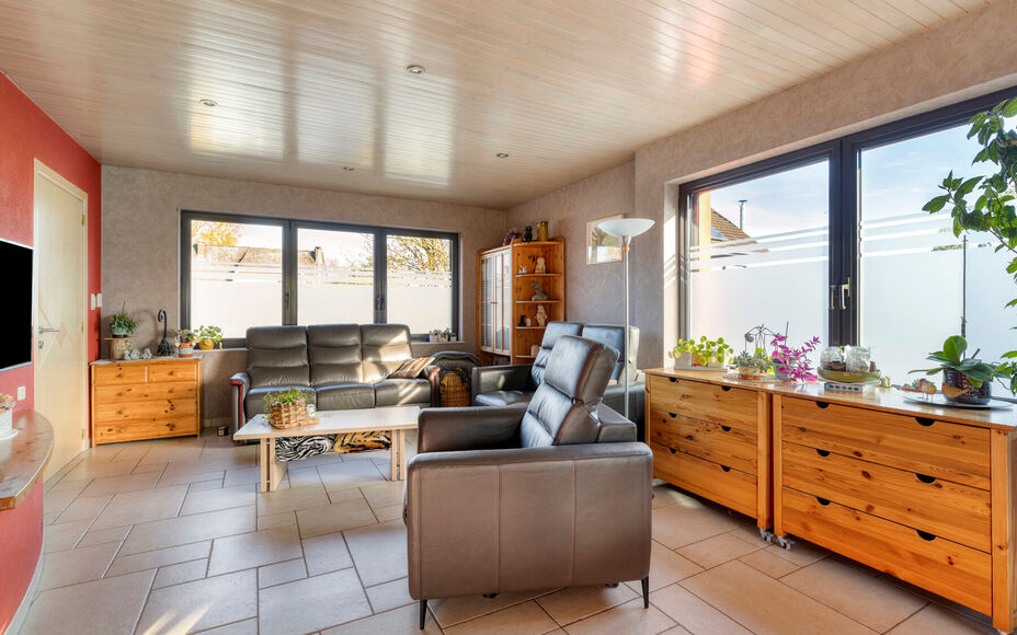 Leemans Immobiliën vous propose cette villa spacieuse et confortable, située au calme dans le charmant village de Mollem. Cette propriété allie un cadre de vie agréable à une configuration pratique, un grand parking et un magnifique jardin exposé s