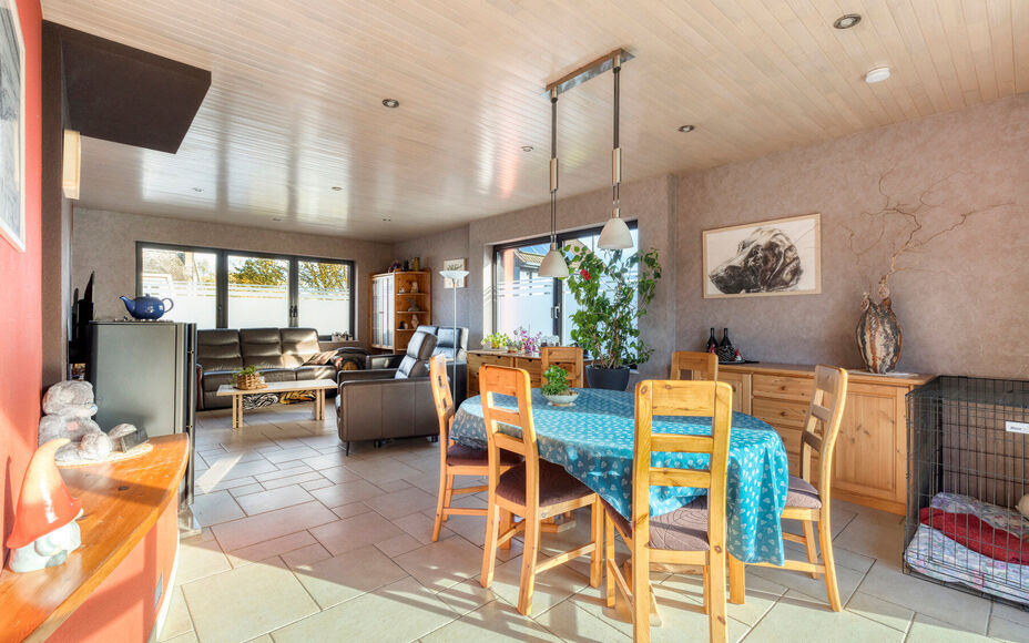Leemans Immobiliën vous propose cette villa spacieuse et confortable, située au calme dans le charmant village de Mollem. Cette propriété allie un cadre de vie agréable à une configuration pratique, un grand parking et un magnifique jardin exposé s