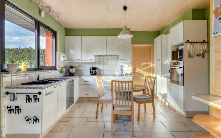 Leemans Immobiliën vous propose cette villa spacieuse et confortable, située au calme dans le charmant village de Mollem. Cette propriété allie un cadre de vie agréable à une configuration pratique, un grand parking et un magnifique jardin exposé s
