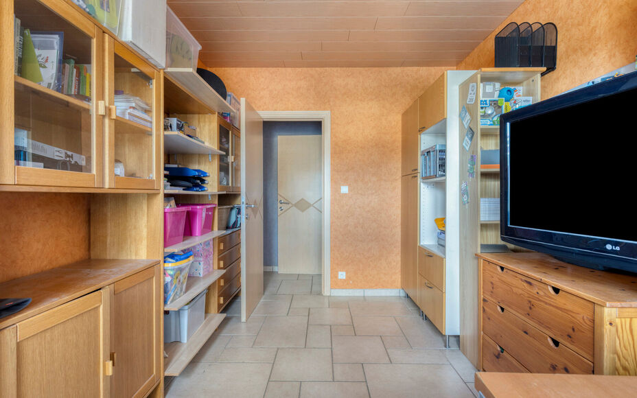 Leemans Immobiliën vous propose cette villa spacieuse et confortable, située au calme dans le charmant village de Mollem. Cette propriété allie un cadre de vie agréable à une configuration pratique, un grand parking et un magnifique jardin exposé s