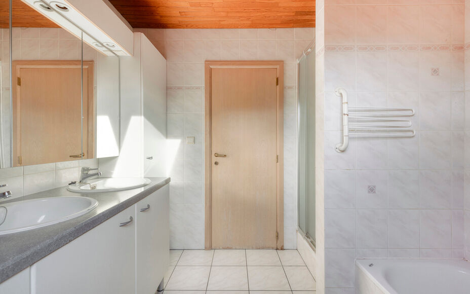 Leemans Immobiliën vous propose cette villa spacieuse et confortable, située au calme dans le charmant village de Mollem. Cette propriété allie un cadre de vie agréable à une configuration pratique, un grand parking et un magnifique jardin exposé s