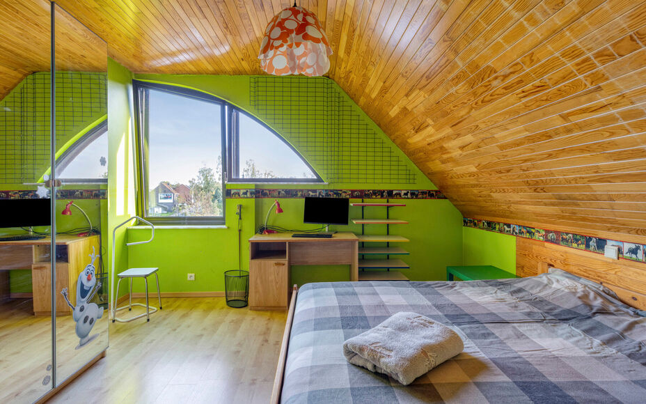 Leemans Immobiliën vous propose cette villa spacieuse et confortable, située au calme dans le charmant village de Mollem. Cette propriété allie un cadre de vie agréable à une configuration pratique, un grand parking et un magnifique jardin exposé s