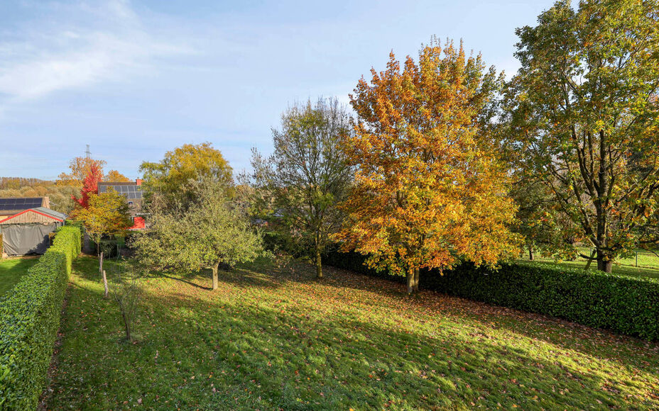 Leemans Immobiliën vous propose cette villa spacieuse et confortable, située au calme dans le charmant village de Mollem. Cette propriété allie un cadre de vie agréable à une configuration pratique, un grand parking et un magnifique jardin exposé s