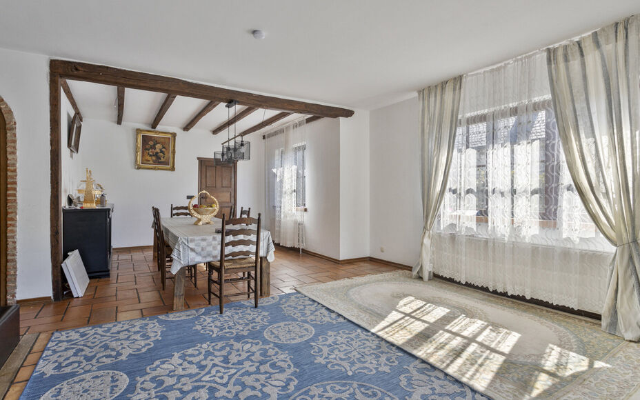 LEEMANS IMMOBILIËN vous propose cette villa exceptionnelle! Située dans la campagne de Relegem (commune d'Asse), à proximité de toutes les facilités et avec une accessibilité directe vers le Ring de Bruxelles. 

La superficie totale du site est de 7