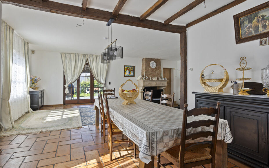 LEEMANS IMMOBILIËN vous propose cette villa exceptionnelle! Située dans la campagne de Relegem (commune d'Asse), à proximité de toutes les facilités et avec une accessibilité directe vers le Ring de Bruxelles. 

La superficie totale du site est de 7