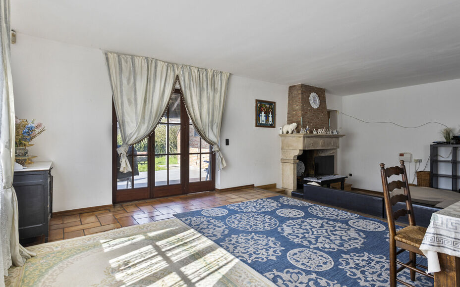 LEEMANS IMMOBILIËN vous propose cette villa exceptionnelle! Située dans la campagne de Relegem (commune d'Asse), à proximité de toutes les facilités et avec une accessibilité directe vers le Ring de Bruxelles. 

La superficie totale du site est de 7