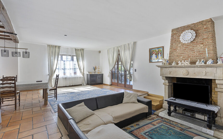 LEEMANS IMMOBILIËN vous propose cette villa exceptionnelle! Située dans la campagne de Relegem (commune d'Asse), à proximité de toutes les facilités et avec une accessibilité directe vers le Ring de Bruxelles. 

La superficie totale du site est de 7