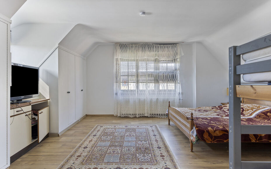 LEEMANS IMMOBILIËN vous propose cette villa exceptionnelle! Située dans la campagne de Relegem (commune d'Asse), à proximité de toutes les facilités et avec une accessibilité directe vers le Ring de Bruxelles. 

La superficie totale du site est de 7