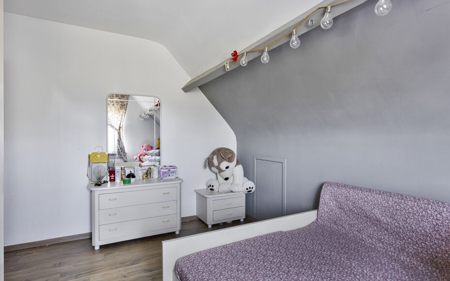 LEEMANS IMMOBILIËN vous propose cette villa exceptionnelle! Située dans la campagne de Relegem (commune d'Asse), à proximité de toutes les facilités et avec une accessibilité directe vers le Ring de Bruxelles. 

La superficie totale du site est de 7