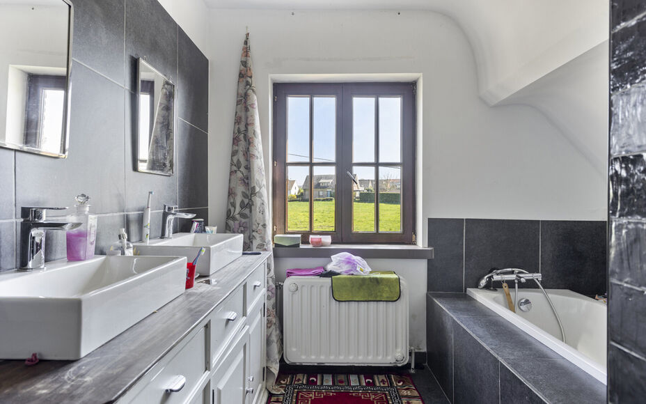LEEMANS IMMOBILIËN vous propose cette villa exceptionnelle! Située dans la campagne de Relegem (commune d'Asse), à proximité de toutes les facilités et avec une accessibilité directe vers le Ring de Bruxelles. 

La superficie totale du site est de 7