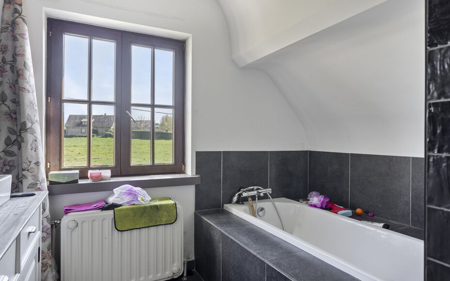 LEEMANS IMMOBILIËN vous propose cette villa exceptionnelle! Située dans la campagne de Relegem (commune d'Asse), à proximité de toutes les facilités et avec une accessibilité directe vers le Ring de Bruxelles. 

La superficie totale du site est de 7