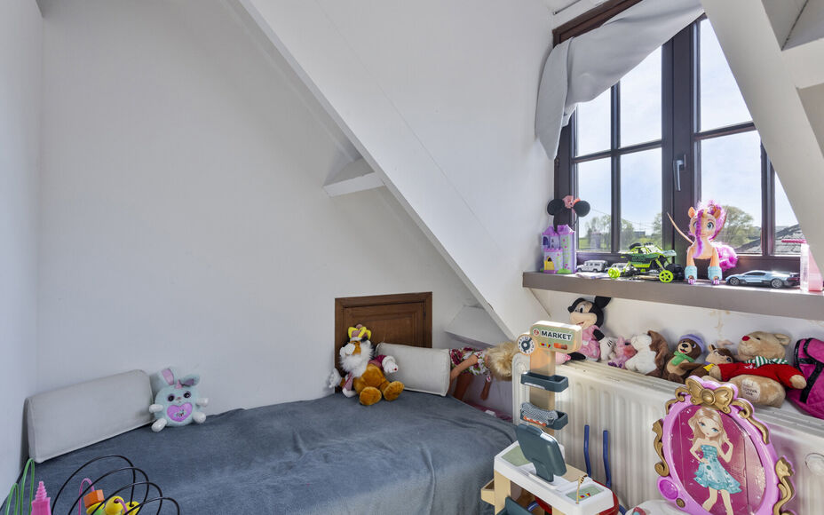 LEEMANS IMMOBILIËN vous propose cette villa exceptionnelle! Située dans la campagne de Relegem (commune d'Asse), à proximité de toutes les facilités et avec une accessibilité directe vers le Ring de Bruxelles. 

La superficie totale du site est de 7
