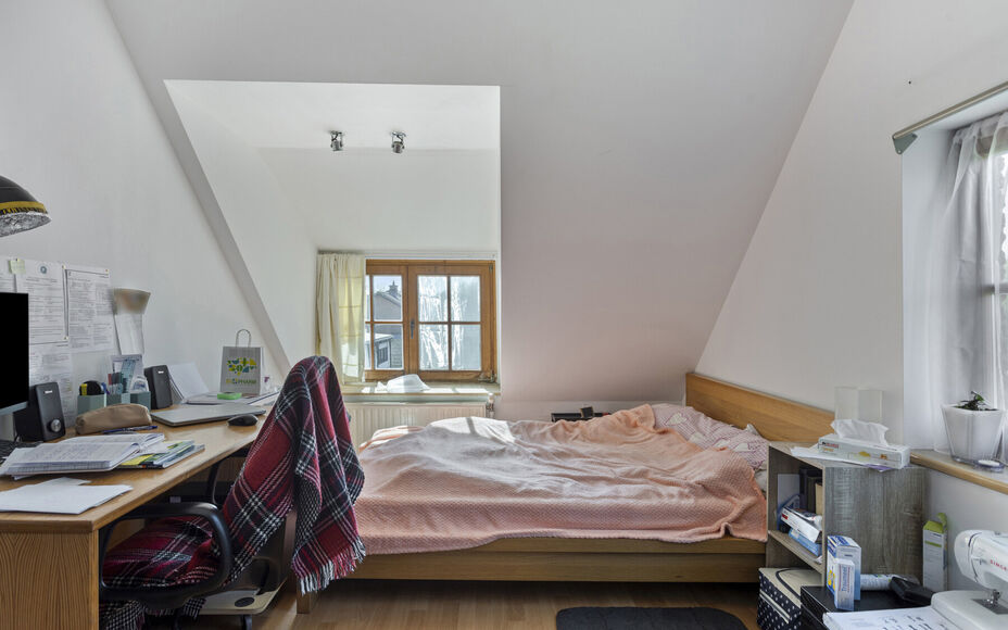 LEEMANS IMMOBILIËN vous propose cette villa exceptionnelle! Située dans la campagne de Relegem (commune d'Asse), à proximité de toutes les facilités et avec une accessibilité directe vers le Ring de Bruxelles. 

La superficie totale du site est de 7