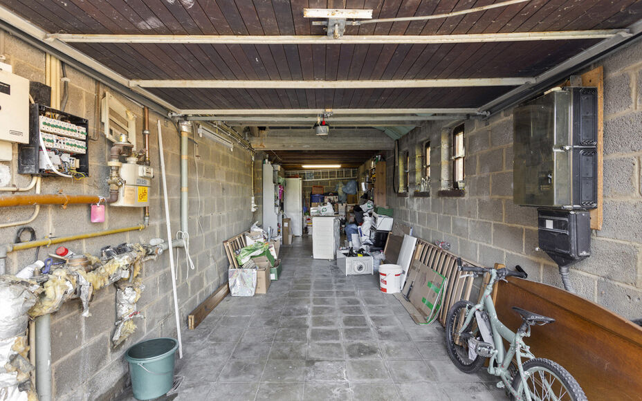 LEEMANS IMMOBILIËN vous propose cette villa exceptionnelle! Située dans la campagne de Relegem (commune d'Asse), à proximité de toutes les facilités et avec une accessibilité directe vers le Ring de Bruxelles. 

La superficie totale du site est de 7