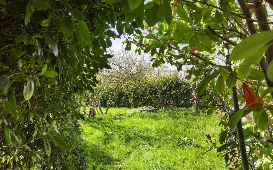 LEEMANS IMMOBILIËN vous propose cette villa exceptionnelle! Située dans la campagne de Relegem (commune d'Asse), à proximité de toutes les facilités et avec une accessibilité directe vers le Ring de Bruxelles. 

La superficie totale du site est de 7