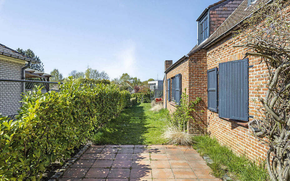 LEEMANS IMMOBILIËN vous propose cette villa exceptionnelle! Située dans la campagne de Relegem (commune d'Asse), à proximité de toutes les facilités et avec une accessibilité directe vers le Ring de Bruxelles. 

La superficie totale du site est de 7