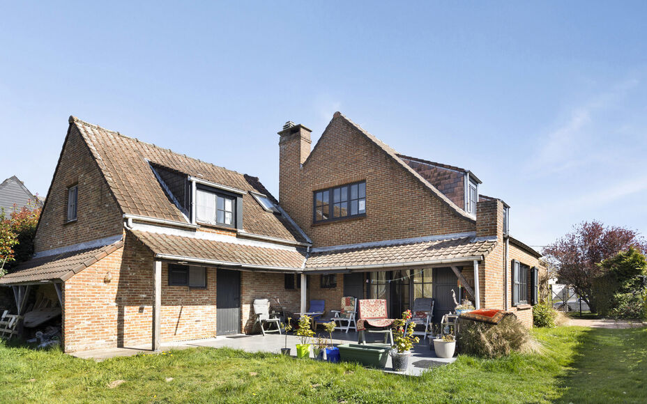 LEEMANS IMMOBILIËN vous propose cette villa exceptionnelle! Située dans la campagne de Relegem (commune d'Asse), à proximité de toutes les facilités et avec une accessibilité directe vers le Ring de Bruxelles. 

La superficie totale du site est de 7