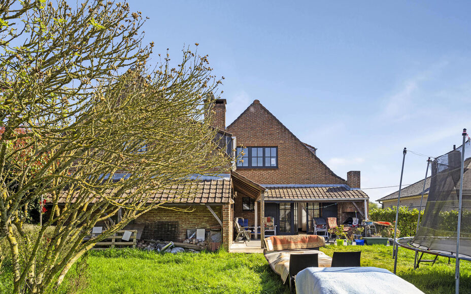 LEEMANS IMMOBILIËN vous propose cette villa exceptionnelle! Située dans la campagne de Relegem (commune d'Asse), à proximité de toutes les facilités et avec une accessibilité directe vers le Ring de Bruxelles. 

La superficie totale du site est de 7