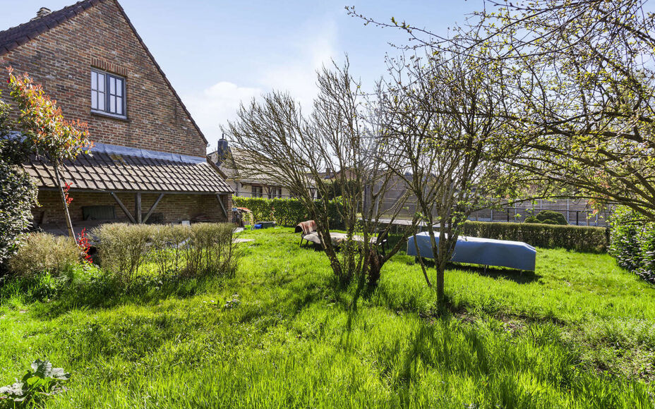LEEMANS IMMOBILIËN vous propose cette villa exceptionnelle! Située dans la campagne de Relegem (commune d'Asse), à proximité de toutes les facilités et avec une accessibilité directe vers le Ring de Bruxelles. 

La superficie totale du site est de 7
