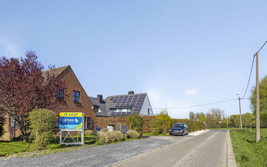 LEEMANS IMMOBILIËN vous propose cette villa exceptionnelle! Située dans la campagne de Relegem (commune d'Asse), à proximité de toutes les facilités et avec une accessibilité directe vers le Ring de Bruxelles. 

La superficie totale du site est de 7