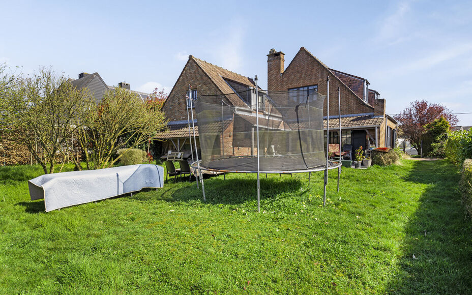 LEEMANS IMMOBILIËN vous propose cette villa exceptionnelle! Située dans la campagne de Relegem (commune d'Asse), à proximité de toutes les facilités et avec une accessibilité directe vers le Ring de Bruxelles. 

La superficie totale du site est de 7