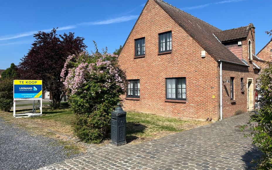 LEEMANS IMMOBILIËN vous propose cette villa exceptionnelle! Située dans la campagne de Relegem (commune d'Asse), à proximité de toutes les facilités et avec une accessibilité directe vers le Ring de Bruxelles. 

La superficie totale du site est de 7